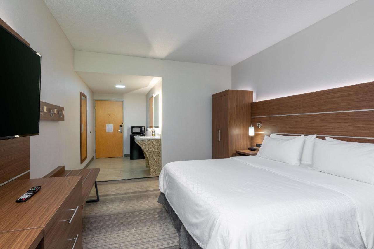 Holiday Inn Express Hotel & Suites Woodbridge, An Ihg Hotel Екстер'єр фото