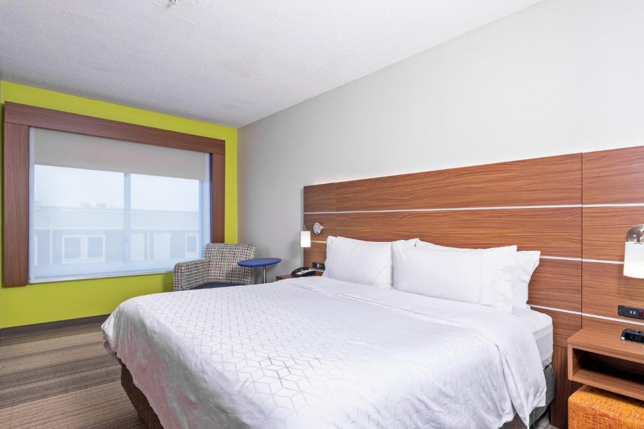 Holiday Inn Express Hotel & Suites Woodbridge, An Ihg Hotel Екстер'єр фото