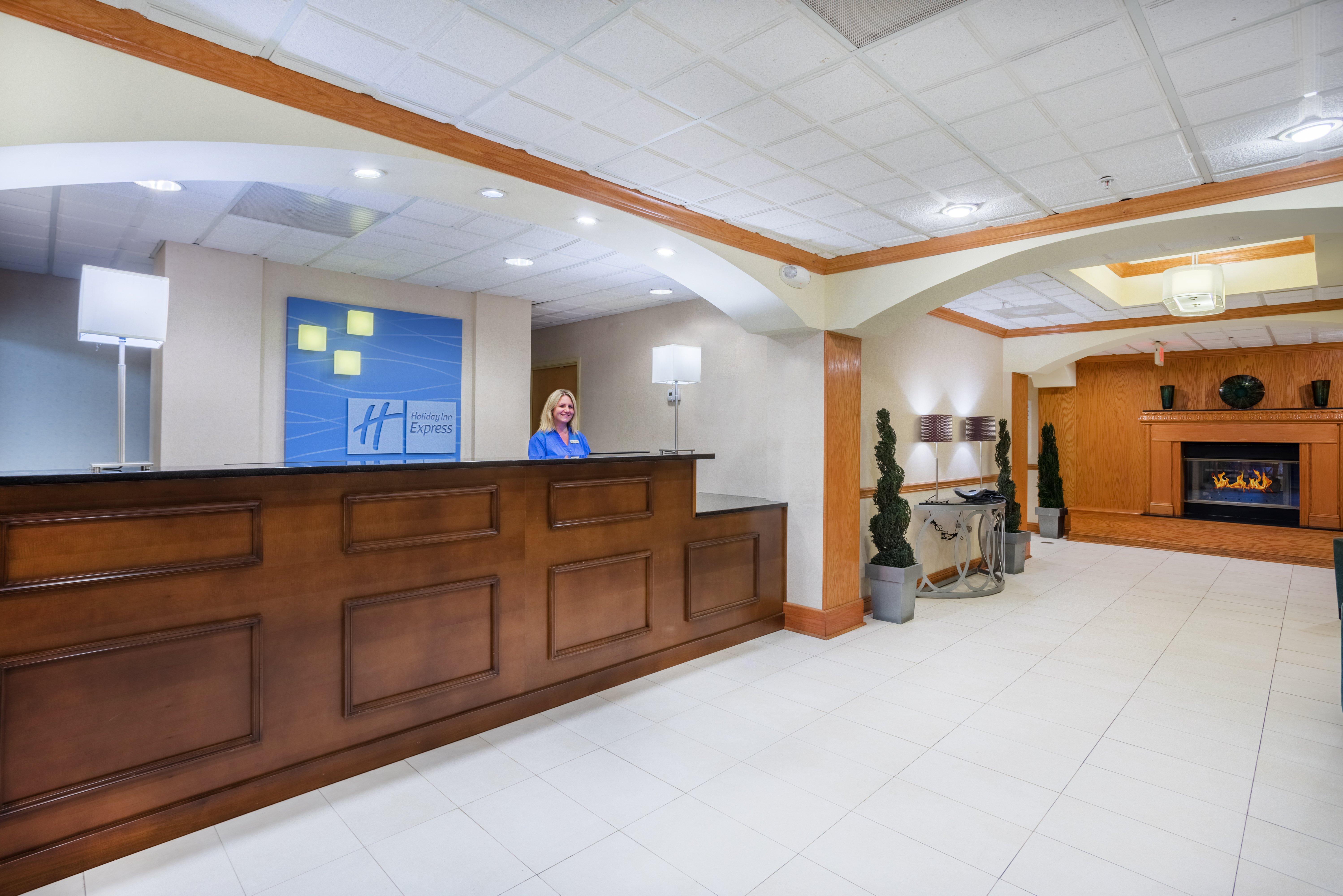 Holiday Inn Express Hotel & Suites Woodbridge, An Ihg Hotel Екстер'єр фото