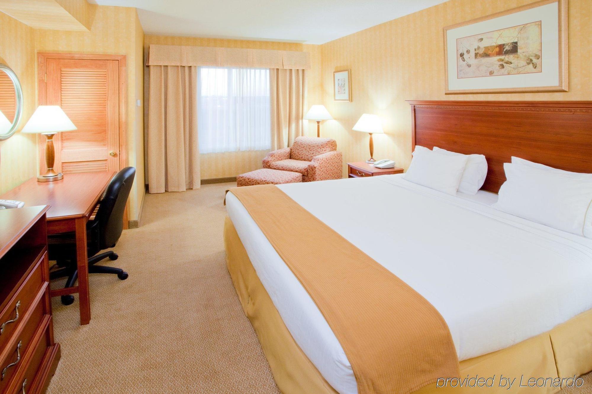 Holiday Inn Express Hotel & Suites Woodbridge, An Ihg Hotel Екстер'єр фото