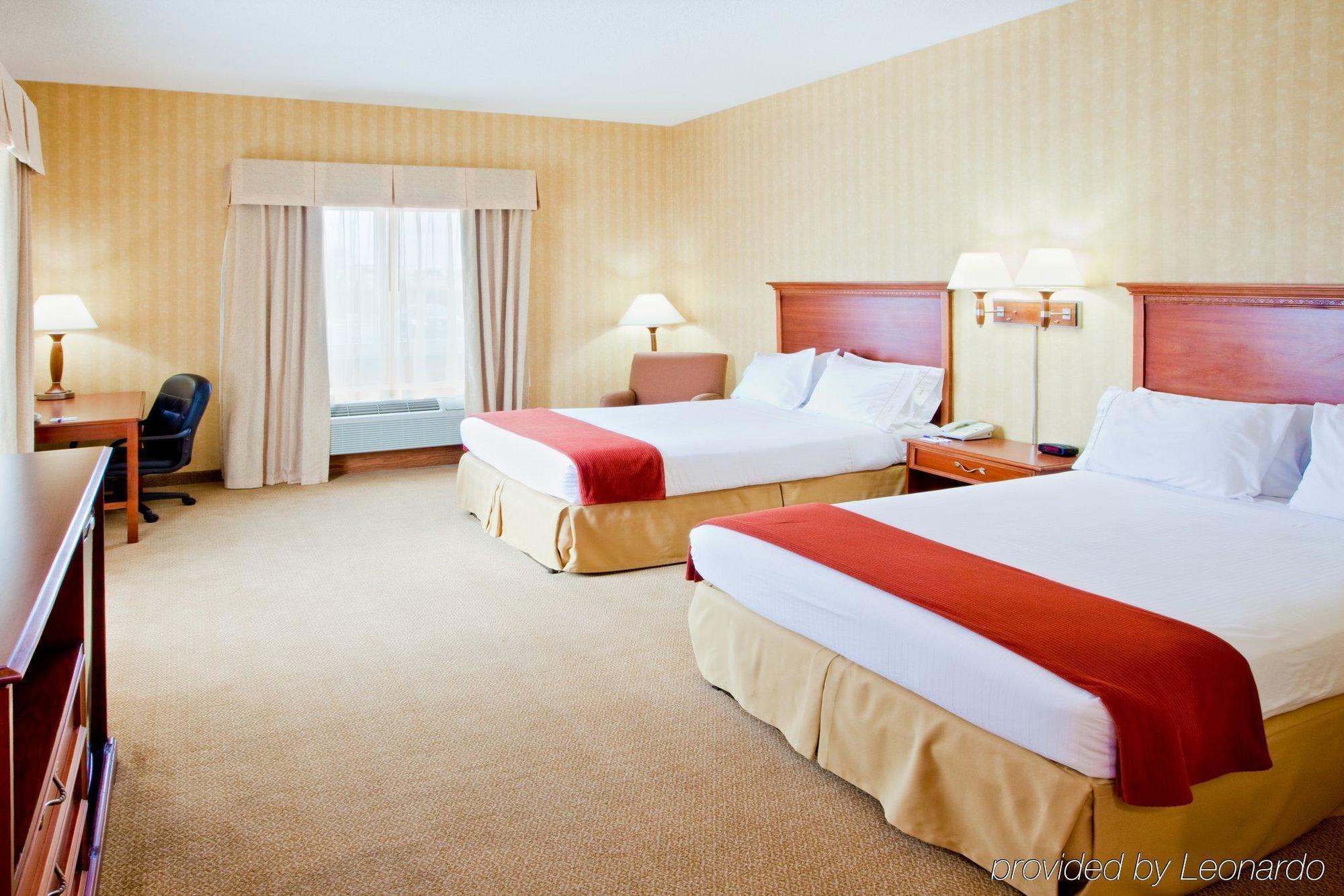 Holiday Inn Express Hotel & Suites Woodbridge, An Ihg Hotel Екстер'єр фото