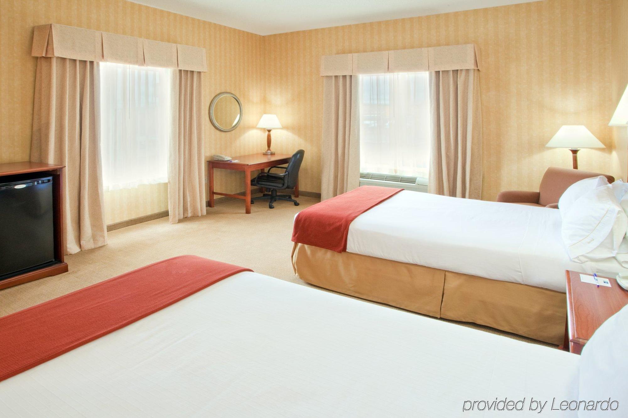 Holiday Inn Express Hotel & Suites Woodbridge, An Ihg Hotel Екстер'єр фото