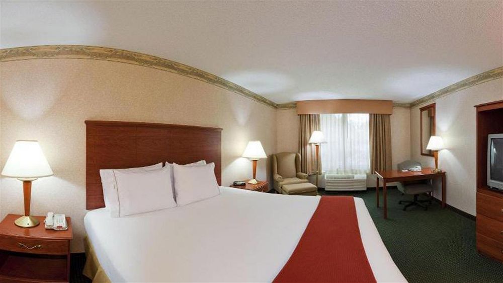 Holiday Inn Express Hotel & Suites Woodbridge, An Ihg Hotel Екстер'єр фото