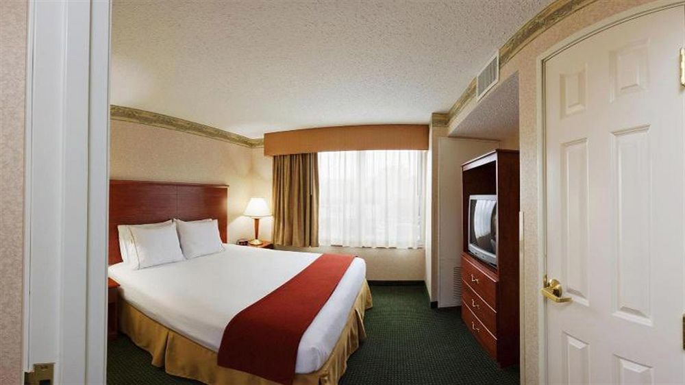 Holiday Inn Express Hotel & Suites Woodbridge, An Ihg Hotel Екстер'єр фото