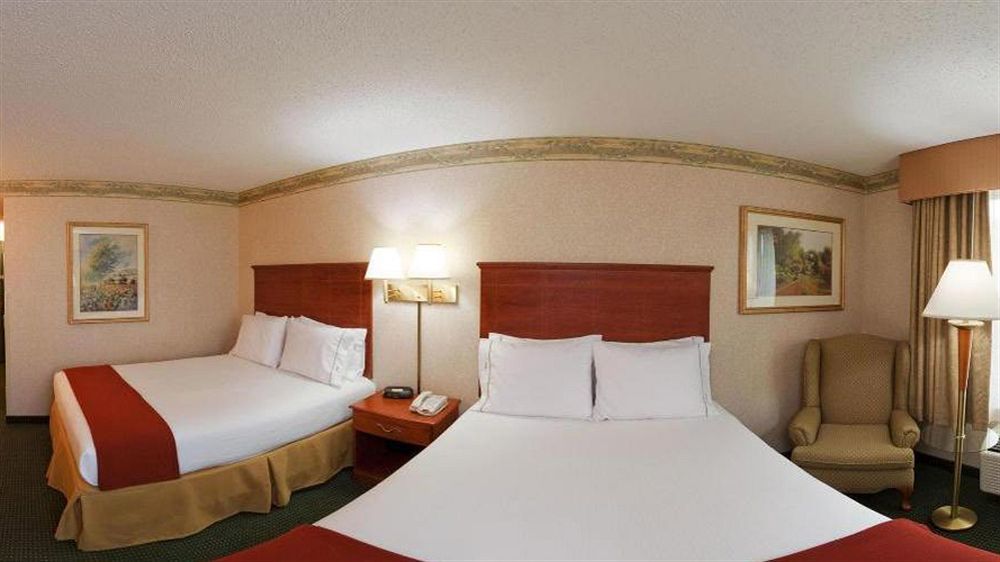 Holiday Inn Express Hotel & Suites Woodbridge, An Ihg Hotel Екстер'єр фото